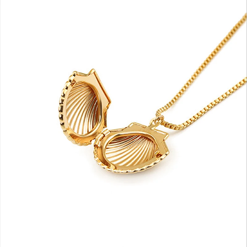 

Charare gold plated shell Pendant vermeil necklace, Silver,gold