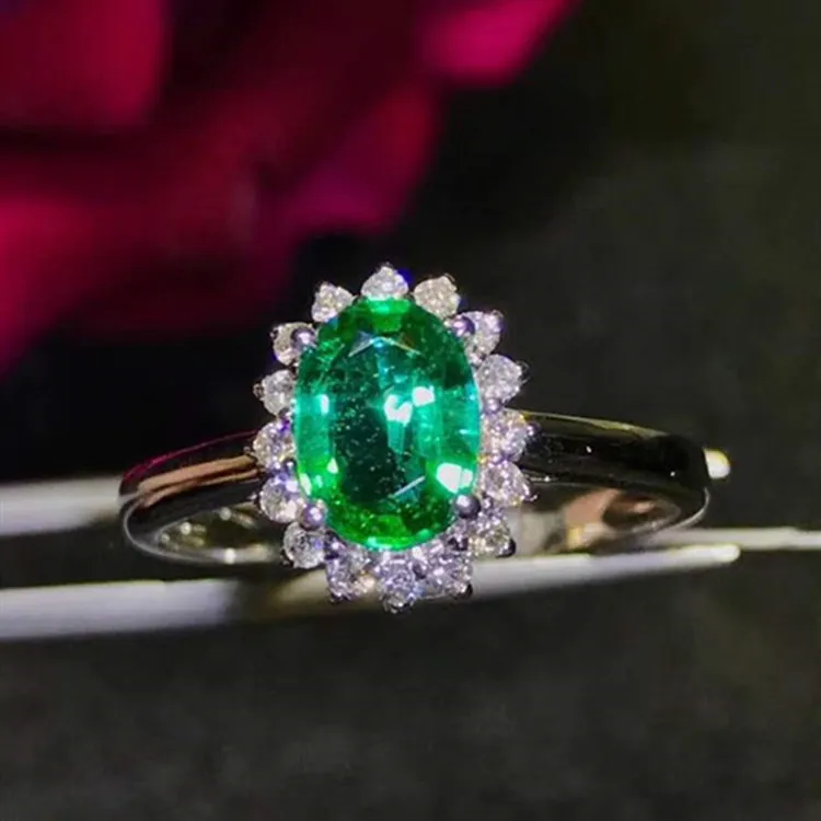 

classic flower jewelry design women wedding ring 0.7ct natural green emerald ring 18k gold