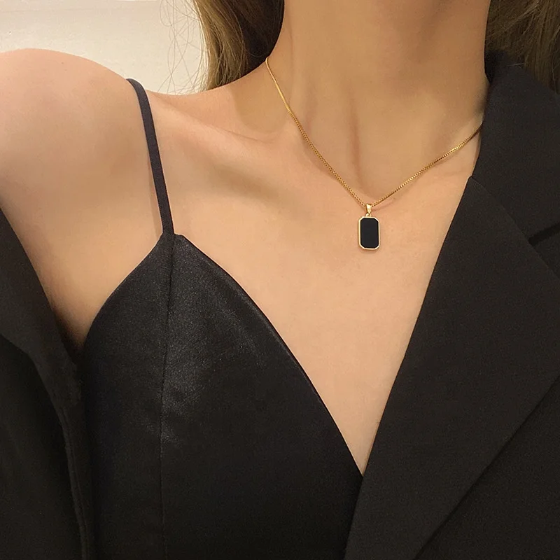 

New gold square black shell titanium steel necklace geometric personality Joker clavicle chain jewelry
