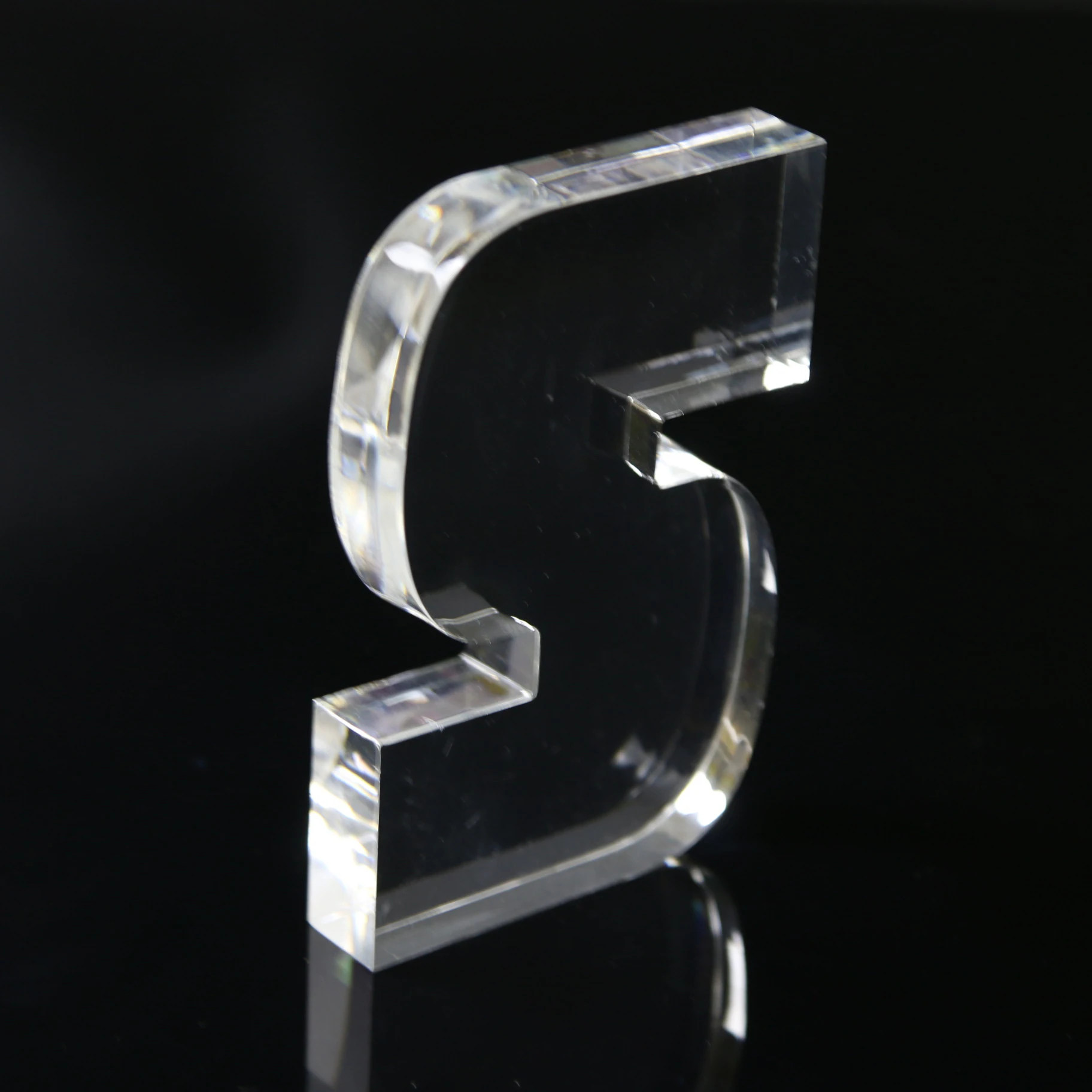 прозрачная стеклянная буква и. стеклянные буквы. буквы со стеклом. буквы со стеклом. стеклянные буквы.