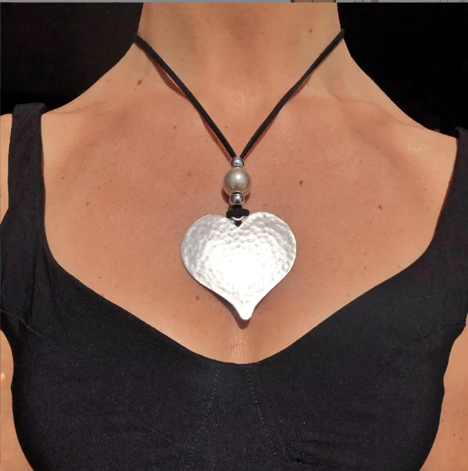 

Vintage Silver Color Exaggerated big Heart-shaped Women Necklace Bohemian Ethnic Style Leather Rope Party Jewelry