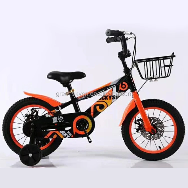 muñeca que monta bicicleta