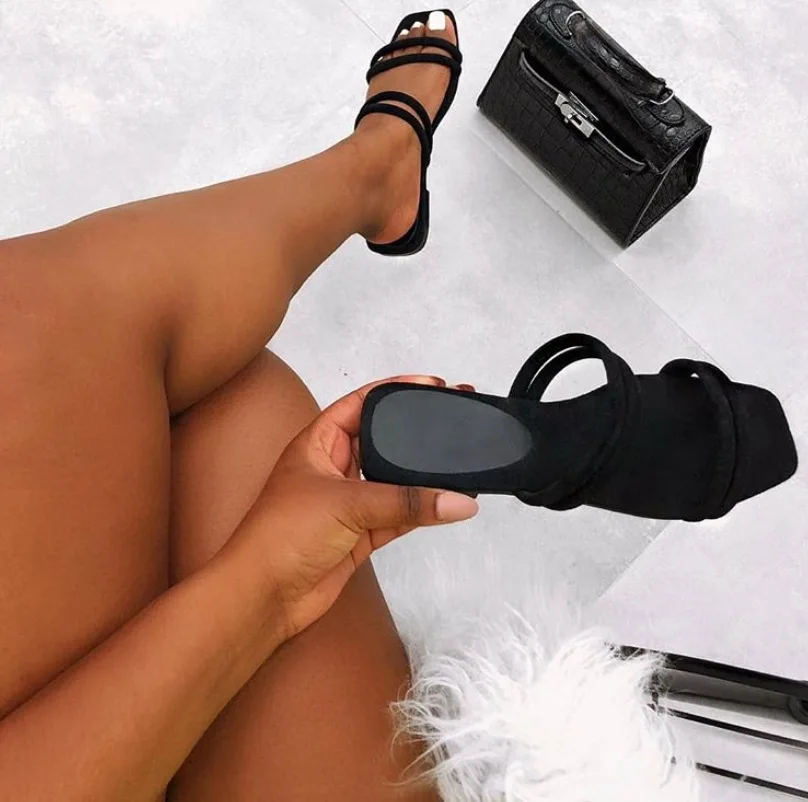 

Factory Sale Retro Ladies Outdoor Slippers Solid Color Flat Bottom Square Head Strap Non-Slip One Cloud Women Slippers 2021