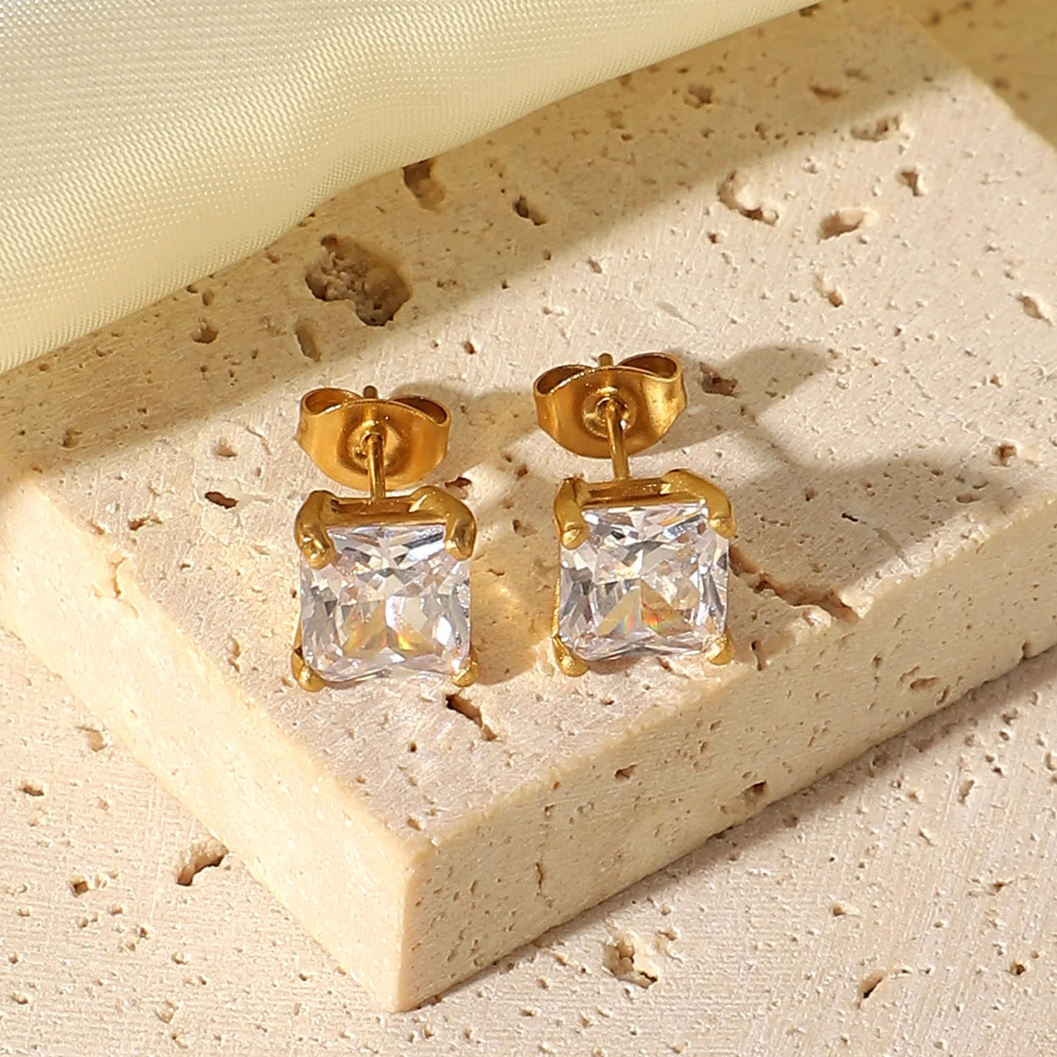 

Yingchao 2022 Hot Sale Delicate Popular Stainless Steel 18k Gold Plated Stud Earrings For Women Jewelry Accessories