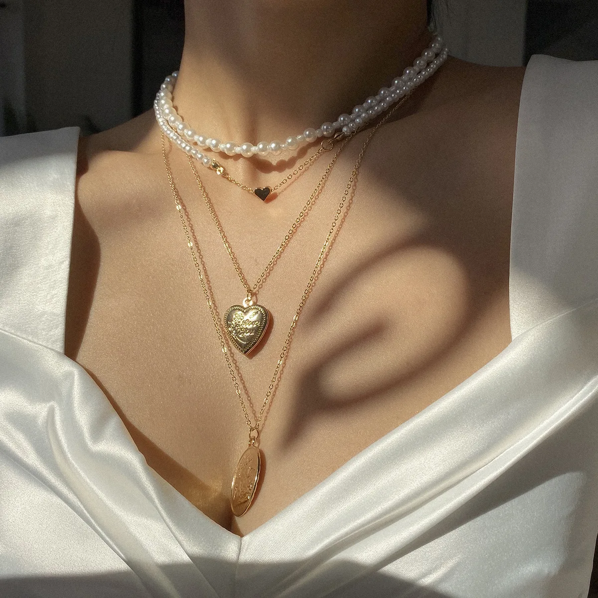 

Simple Freshwater Pearl Beaded Chain 4 Layer Love Heart Necklace Multi Layer Gold Plated Coin Pendant Necklace, Picture color