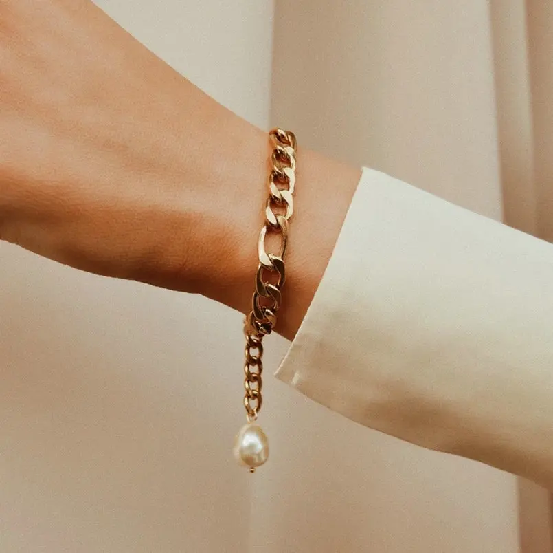 

Hot selling stainless steel gold figaro chain with baroque pearl charm bracelet