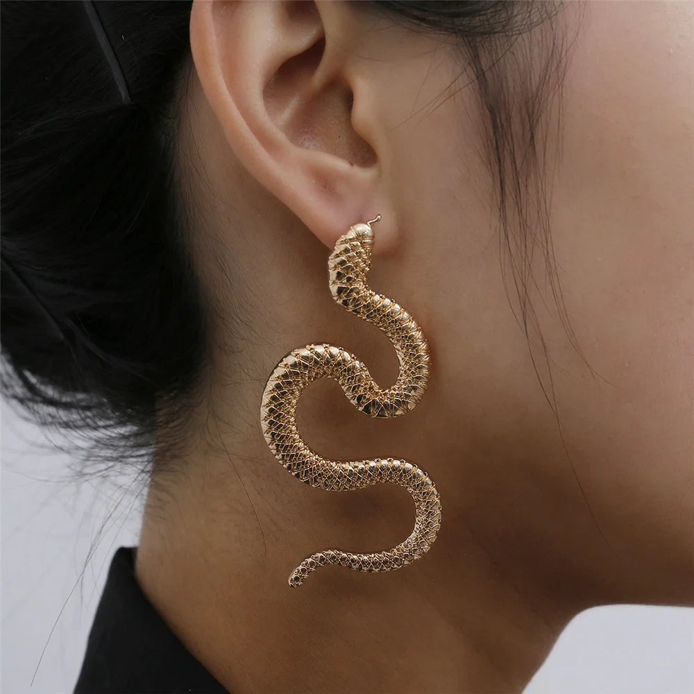 

Kaimei 2021 Hot Selling Fashion Europe Jewelry Personality Distorted Snake Geometric Female Exaggerated Embossed Stud Earrings, Many colors fyi