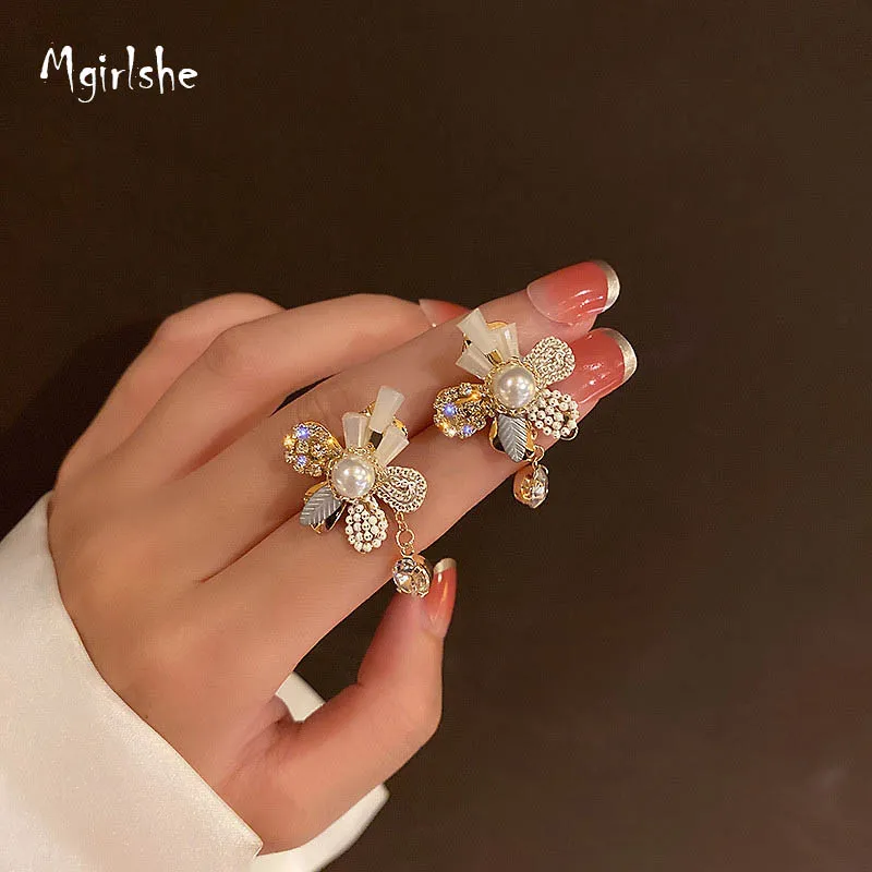 

Mgirlshe Simple Gold Flower Earrings Elegant Korean Bling Fashion Crystal Rhinestone Earring Women Gilrs Real Gold Plated 925