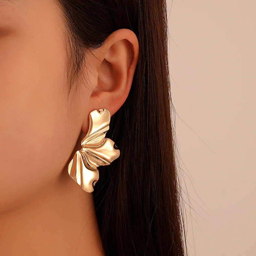

Elegant retro European and American irregular flower pattern earrings Punk earrings 2023 wholesale jewelry
