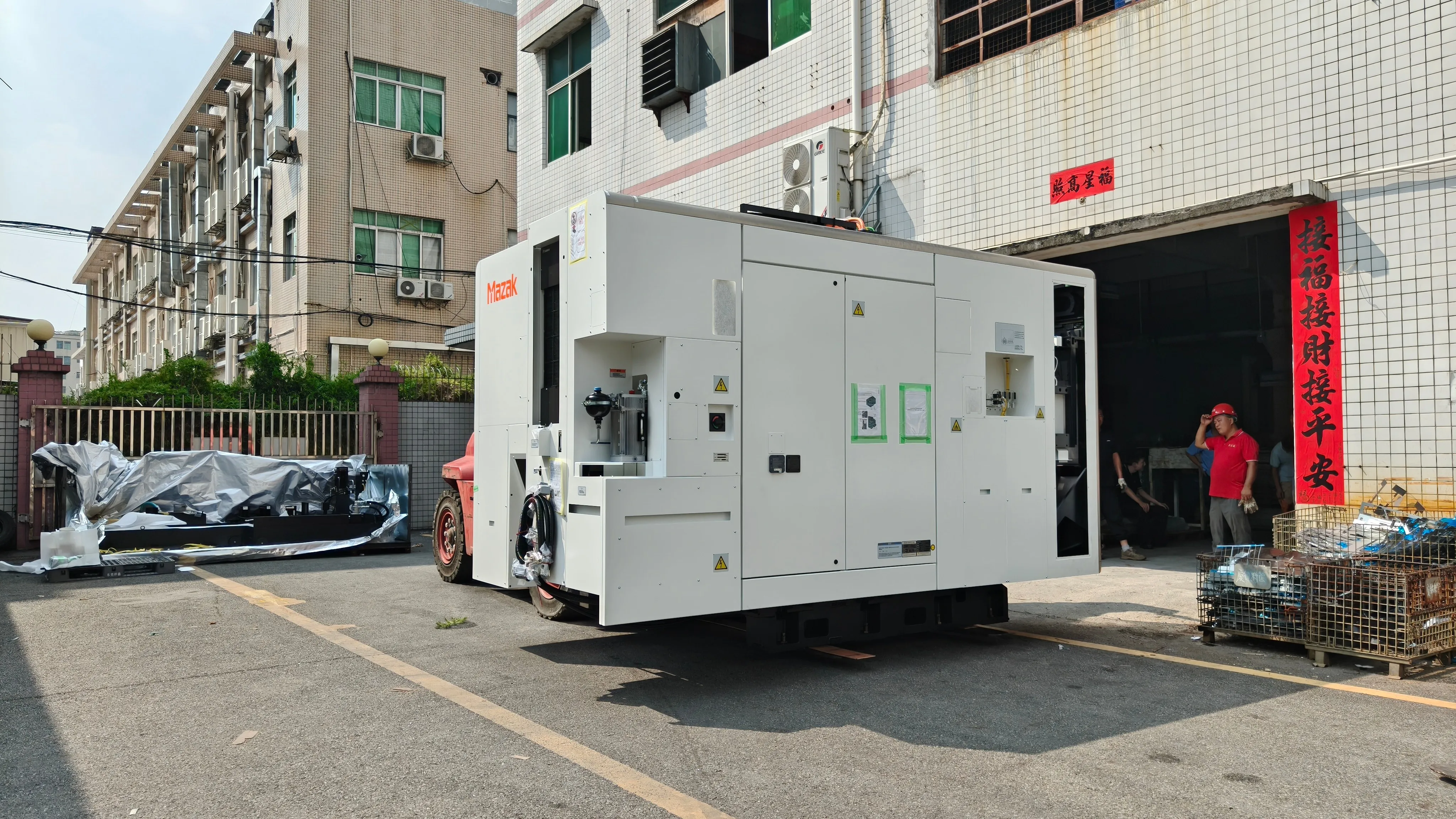 Installed Mazak VARIAXIS i-700 NEO 5-axis machining center on the Runpeng workshop floor