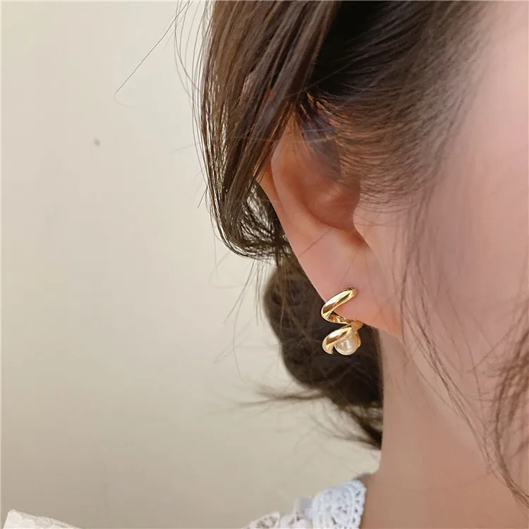 

Hot Selling Fashion S925 Silver Needle Freshwater Pearl Earring Simple Gold Plated Pearl Spiral Curved Earrings For Women