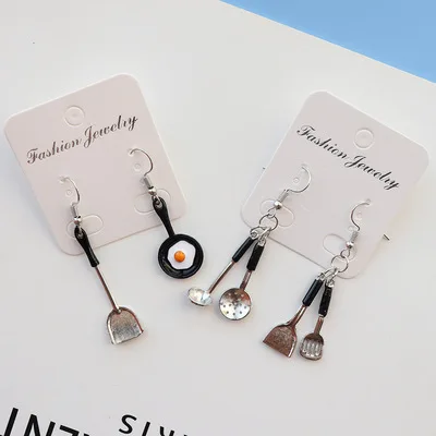 

2021 New Arrivals Designer Hot Selling Good Quality Simulation Frying Pan Personality Interesting Asymmetry Earrings Wholesale