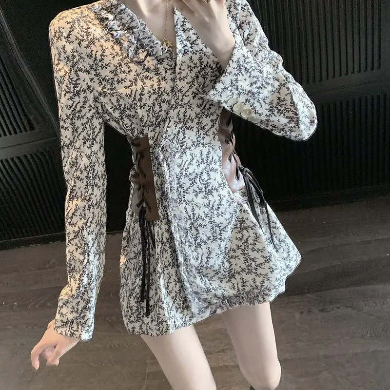 

Factory Direct Sales Autumn 2021 New Korean Style Temperament Waist V-neck Floral Stitching Belt Retro Dress, Shown