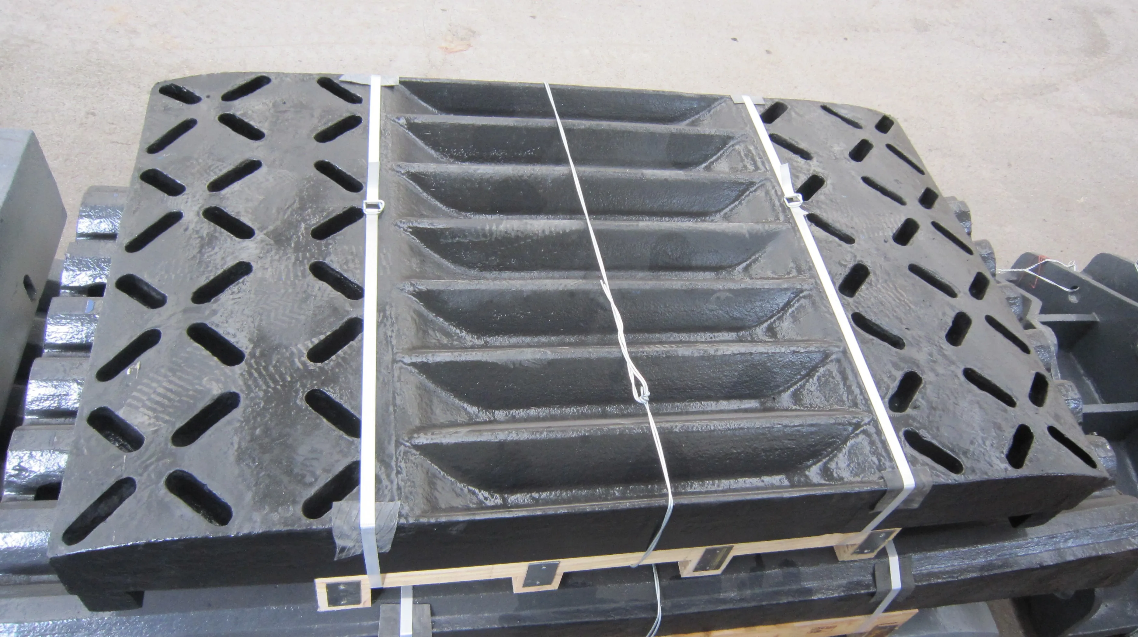 
High Mangneses Steel Casting Wear Parts Fixed Jaw Plate for Jaw Crusher 