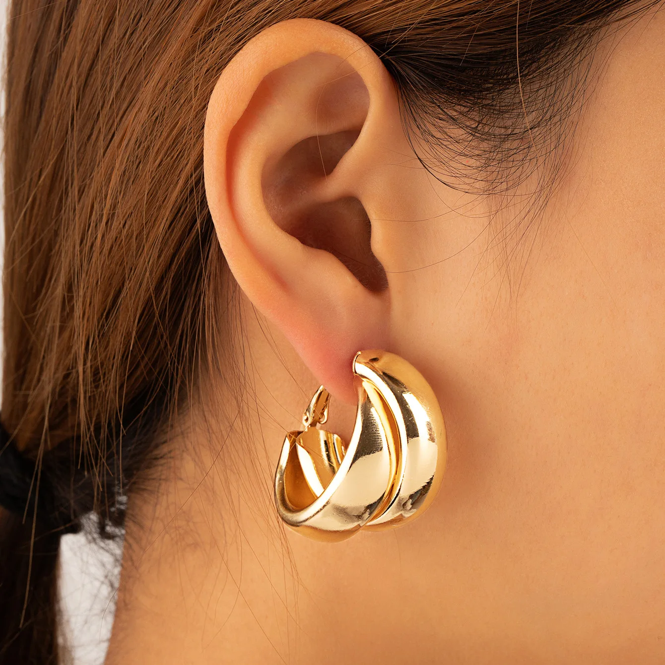 

Wholesale Crossover Circle Chunky Hoop Earrings European Fashion Minimalist 18K Gold Plated C Shape Drop Earrings, Photo