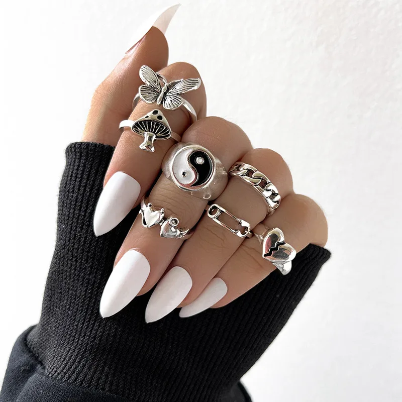 

Poker retro Spades card ring creative butterfly love flame open ring snake drop oil ring set multi-piece set, Picture