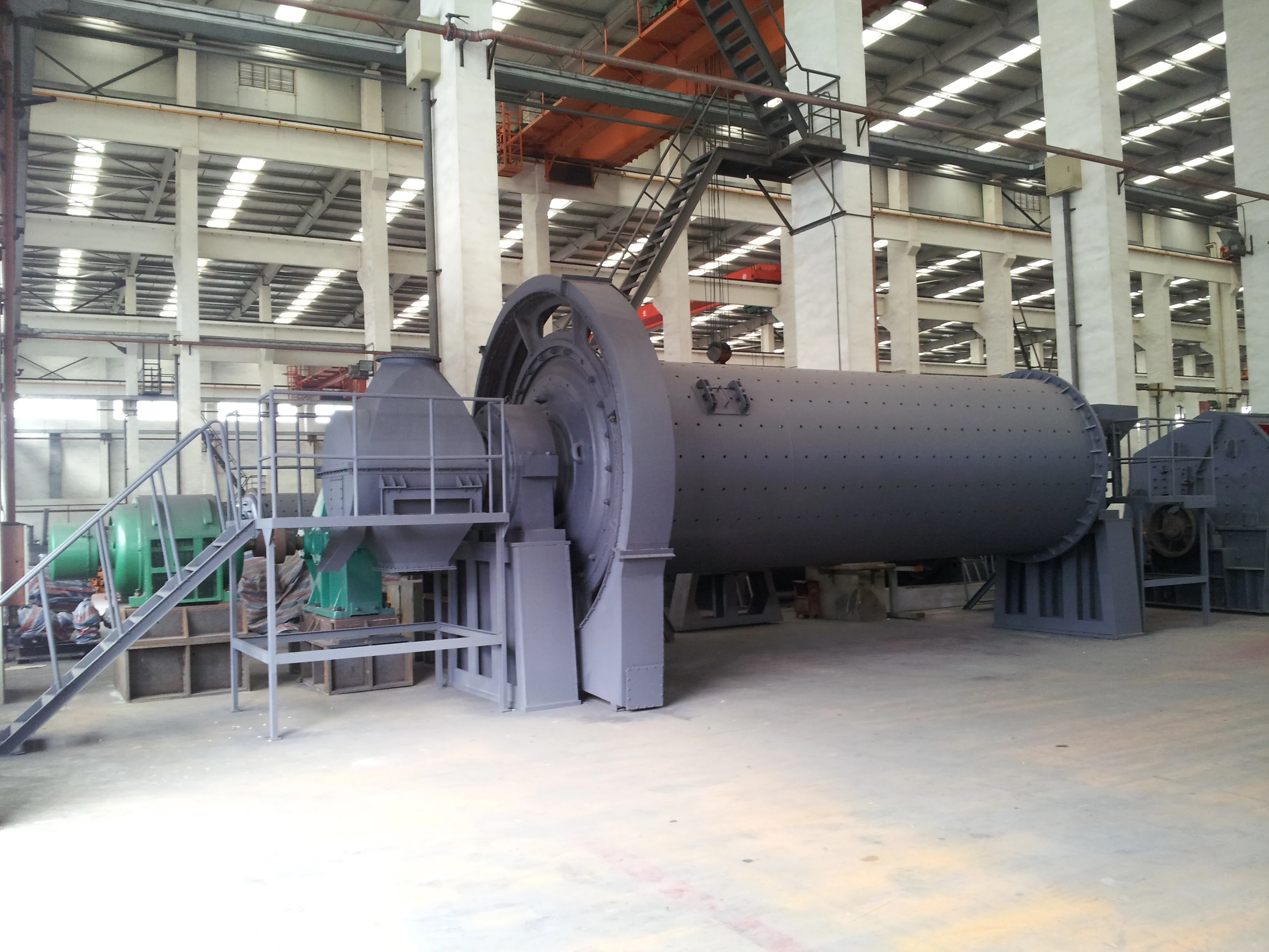 一种用于未加工矿石粉碎矿石的球磨机