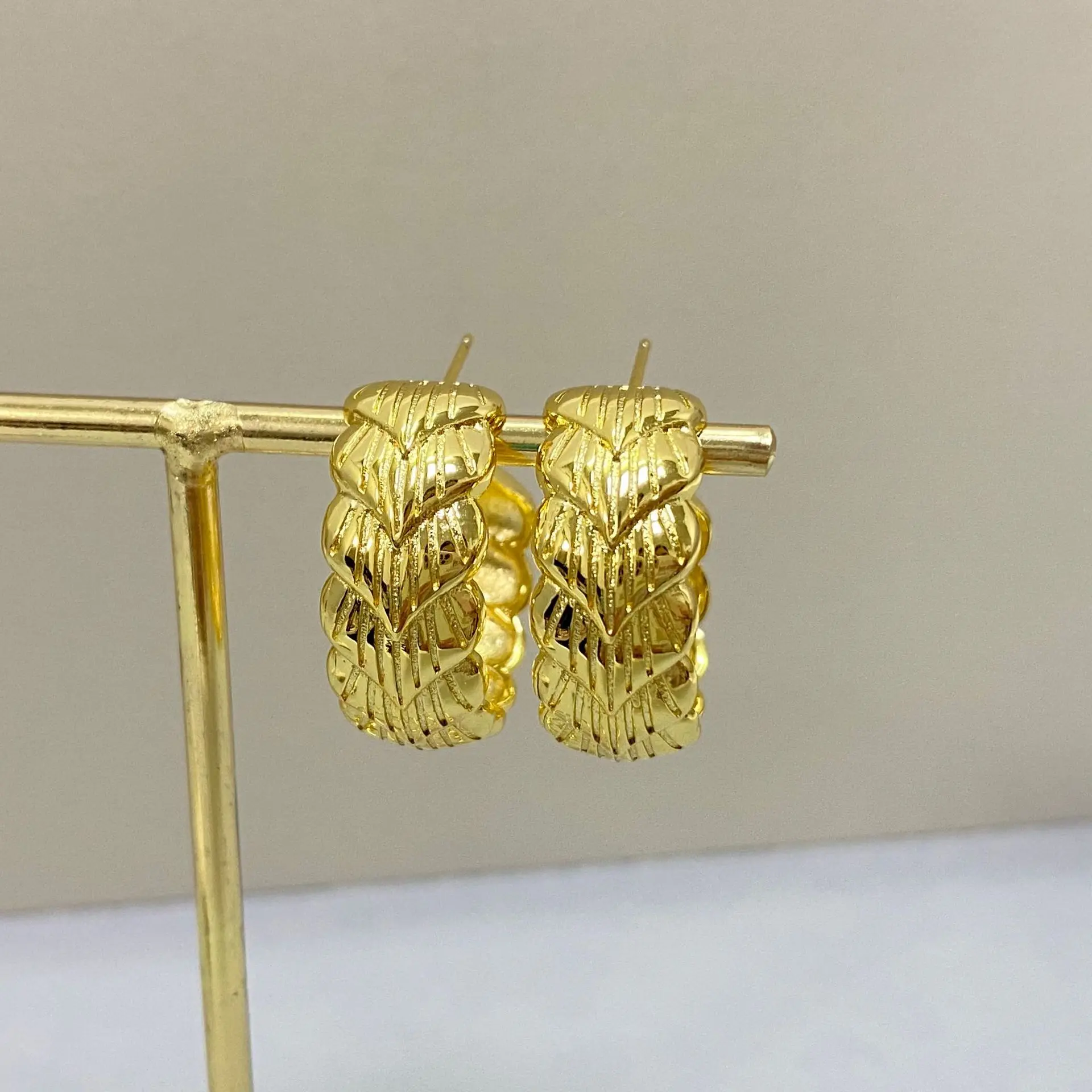 

Ins Fashion Real Gold Plated C Shape Wide Hoop Earring With Heart Pattern
