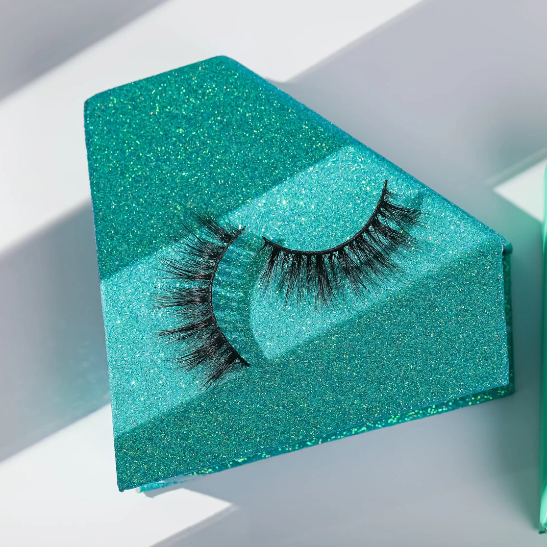 

Wholesale dramatic 25mm mink eyelash vendor diamonds customized boxes packaging cases fluffy 5d mink eyelashes