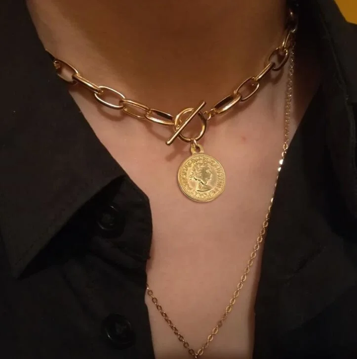 

New Fashion Toggle Necklace Short women's stainless steel ot clasp Gold Coin queen Pendant Jewellery