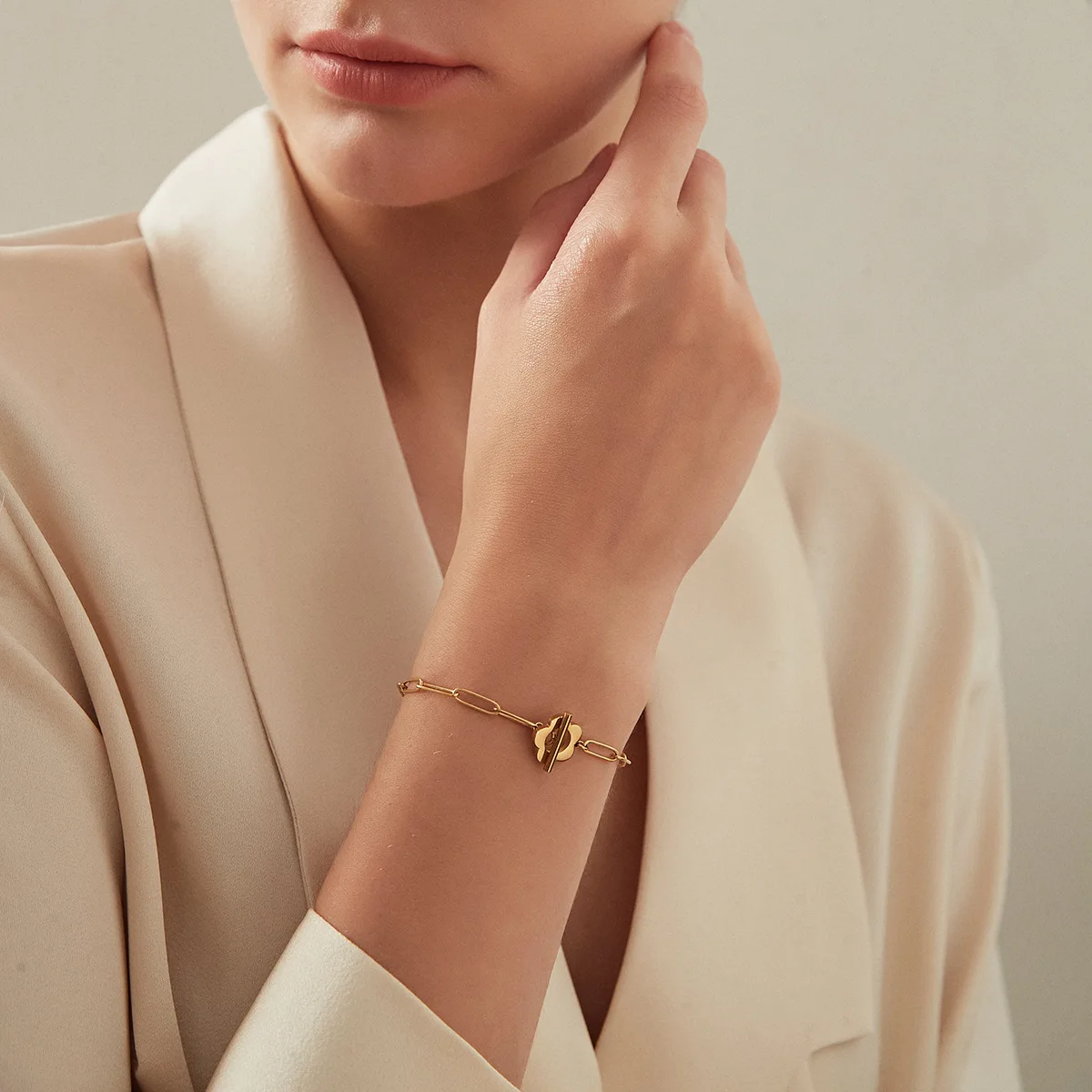 

Luxury 18K Real Gold Plated Stainless Steel Clip Chain Flower Toggle Bracelet