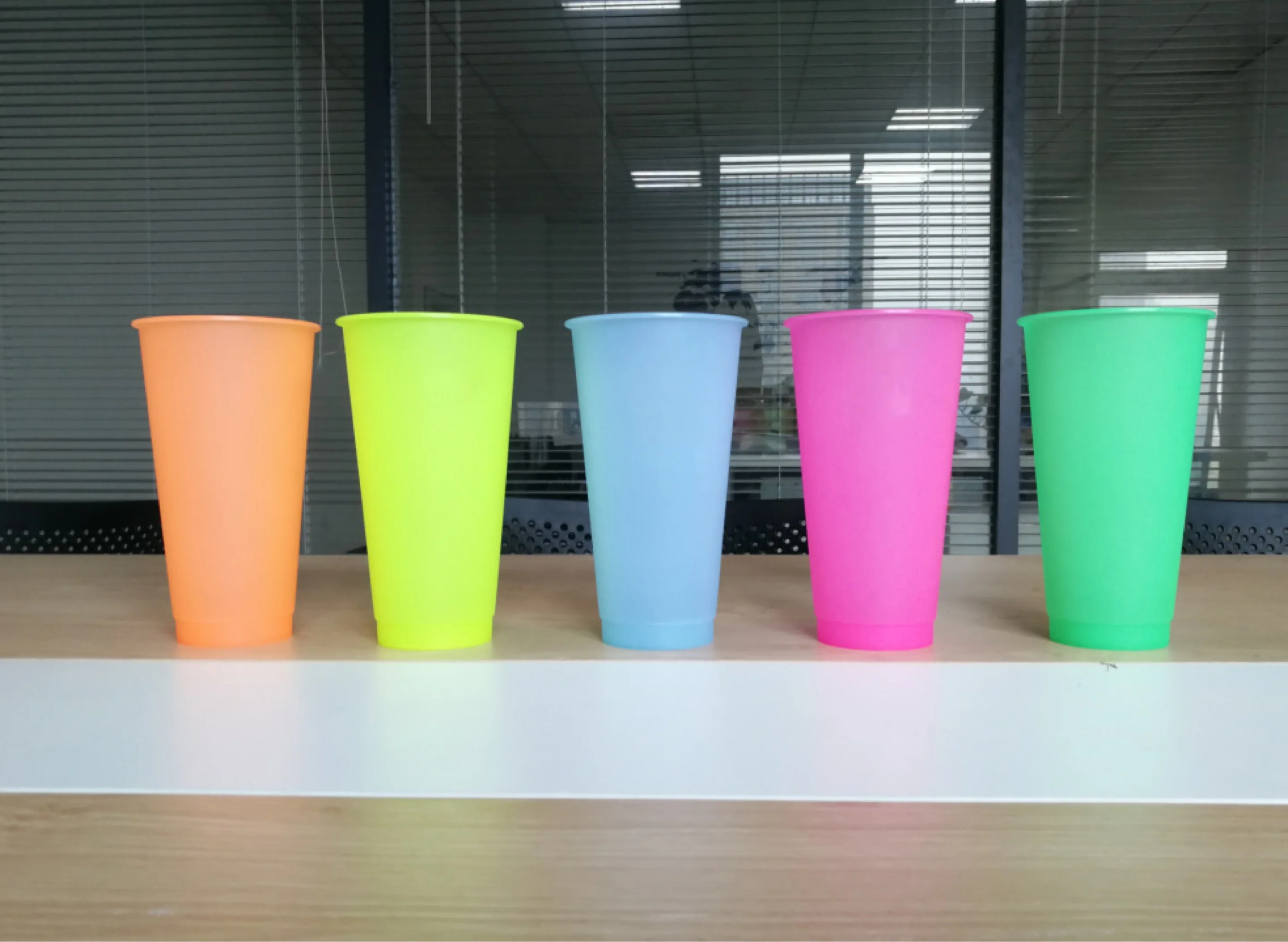 
New Product 2020 Transparent plastic cup with lid and straw Reusable temperature plastic cup Magic Mug 