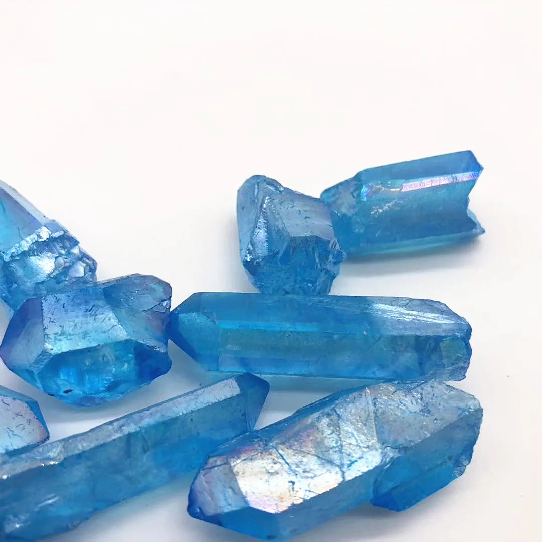 美丽的天然宝石天使光环石英蓝色钛涂层电镀水晶点