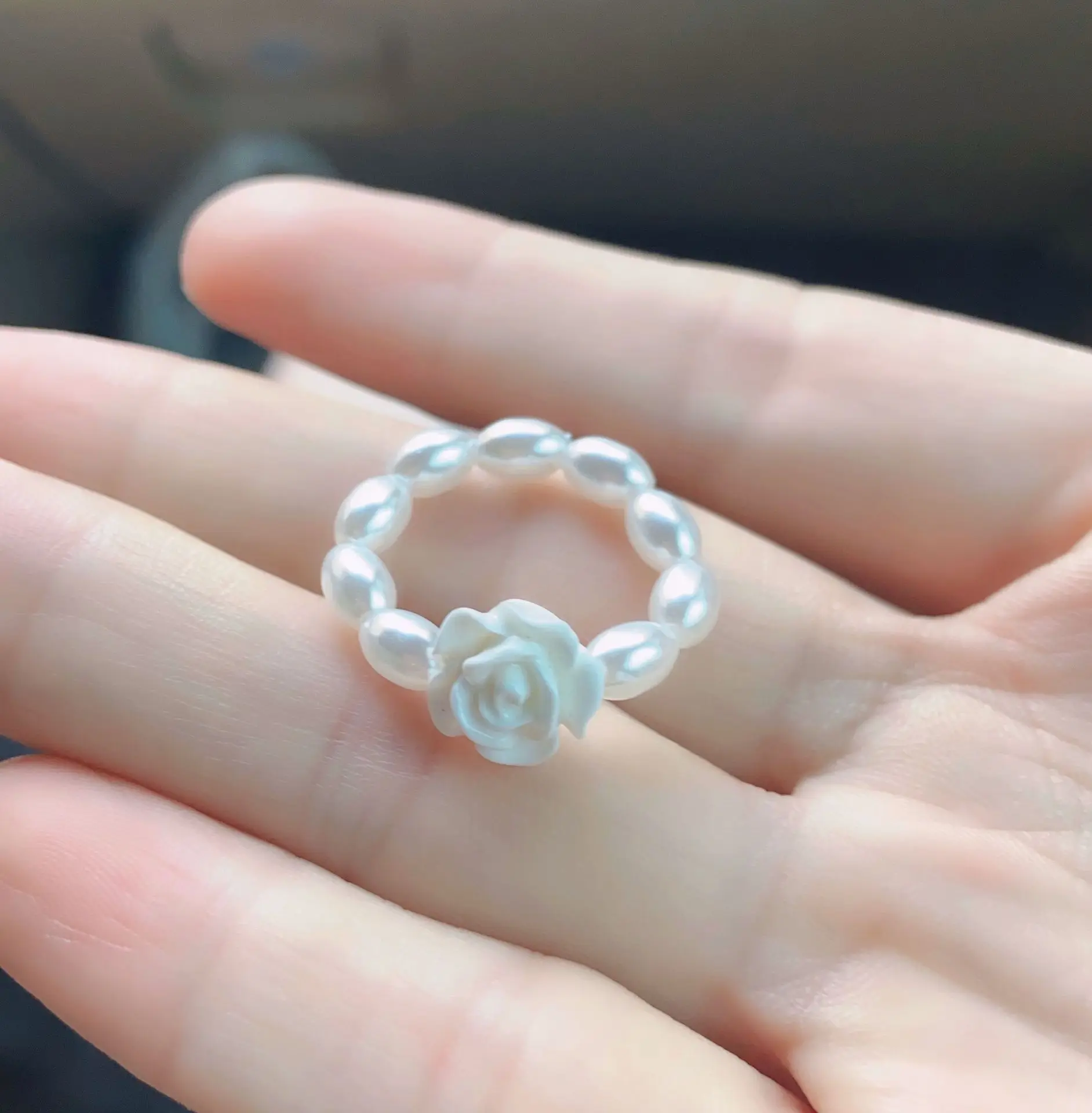 

Ding yi Original design ins wind resin white rose flower ring natural pearl ring factory wholesale