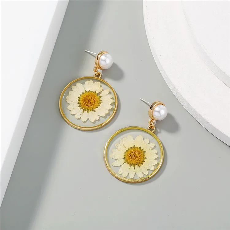 

New Foreign Trade Direct Sale Pearl Earrings White Chrysanthemum Dried Flowers Fresh And Simple Wild Round Earrings Earrings