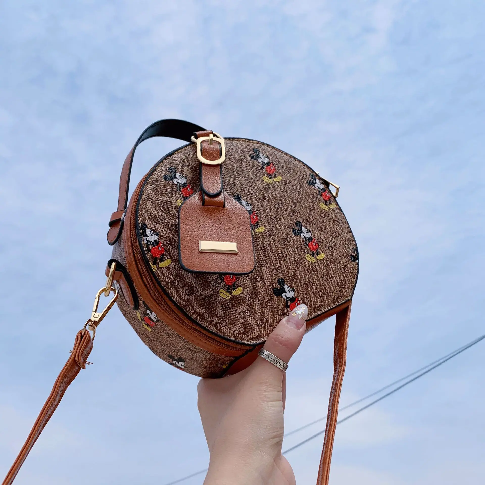 

New Mickey Mouse print retro small round cake bag lady on one shoulder slung across a large number of fashion street fashion bag