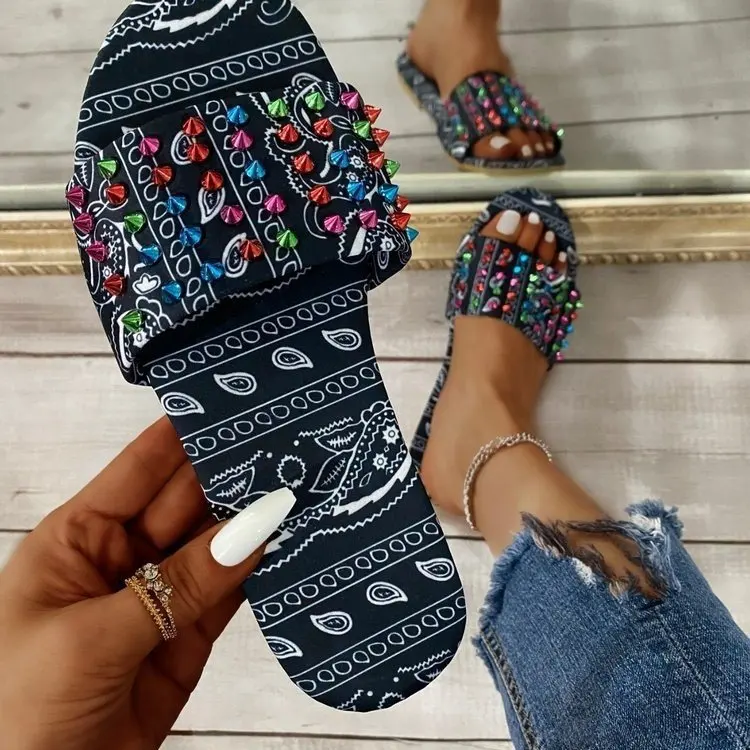 

Female Beach Slippers Foreign Trade Flat Rivets Fashion Women Sandals Flat Slippers