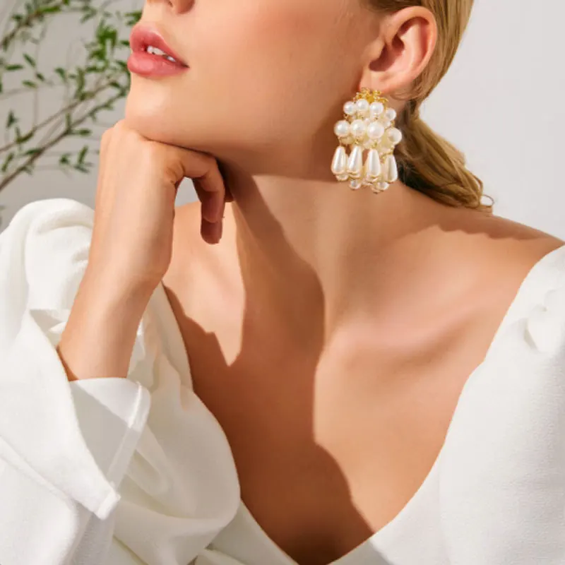 

2023 best-selling white pearl earrings in Europe and America Earclip temperament vintage waterfall earrings