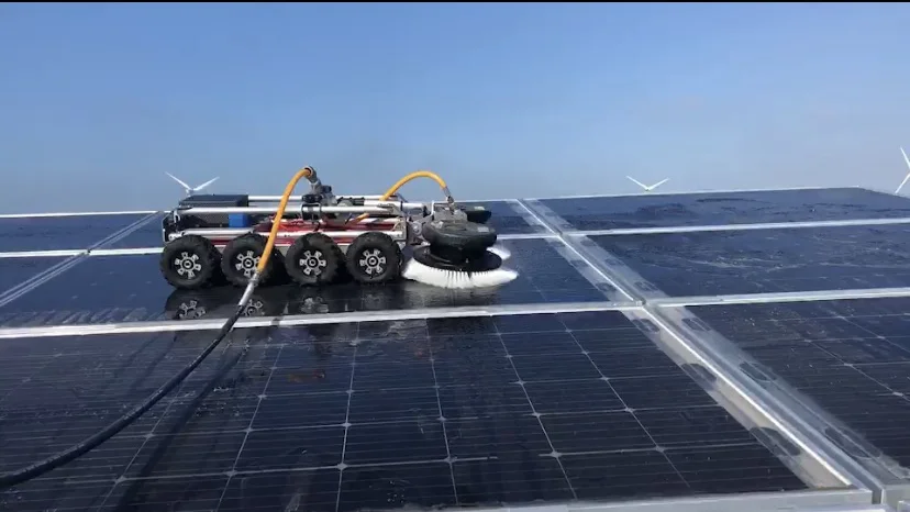 旋转刷洗太阳能清洁机器人机