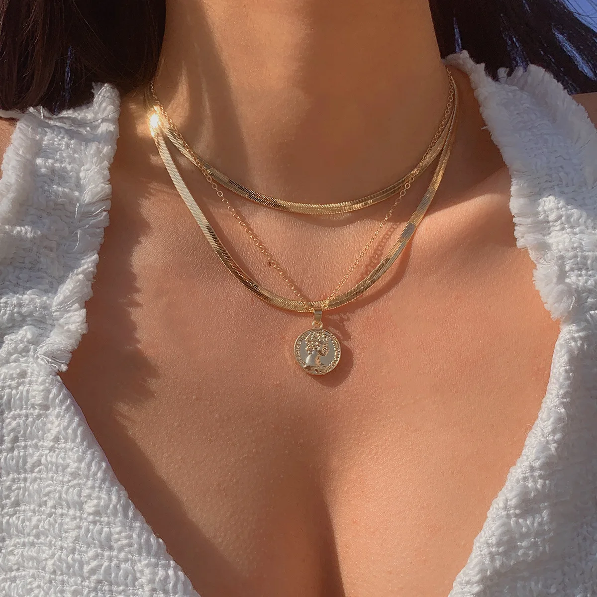 

Simple Design Portrait Medal Coin Necklace Geometric Metal Chain Clavicle Chain Gold Plated Coin Layering Necklace