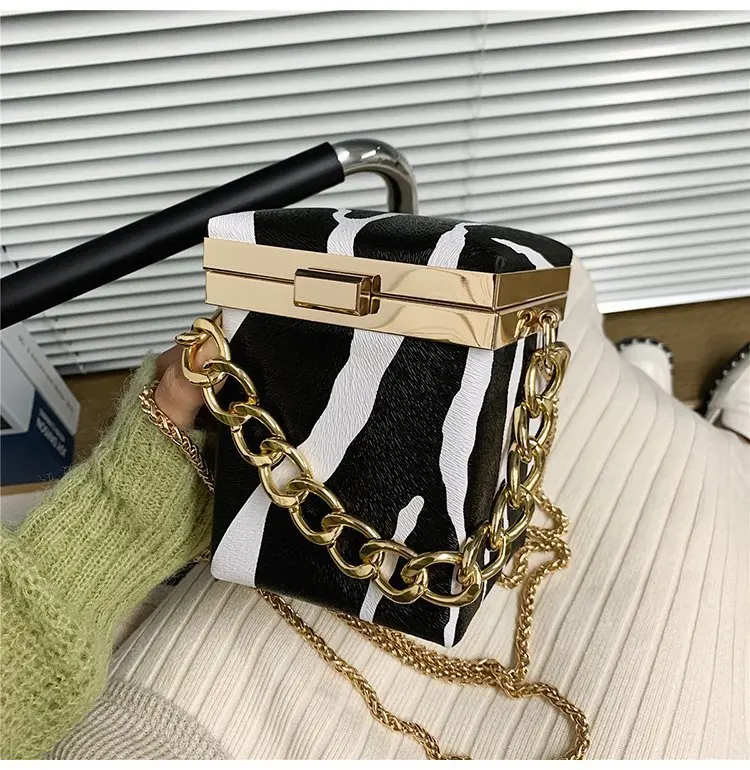 

2020 new thick chain leopard print women's bag texture hand bill of lading shoulder armpit bag, 3 colors