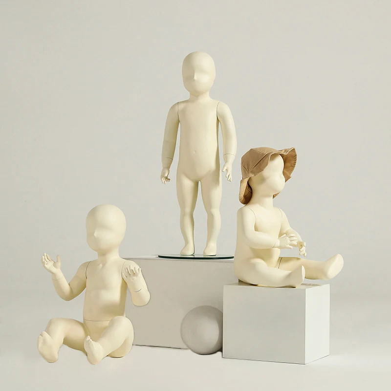 孩子们站在橱窗儿童玻璃钢坐宝贝人体模型