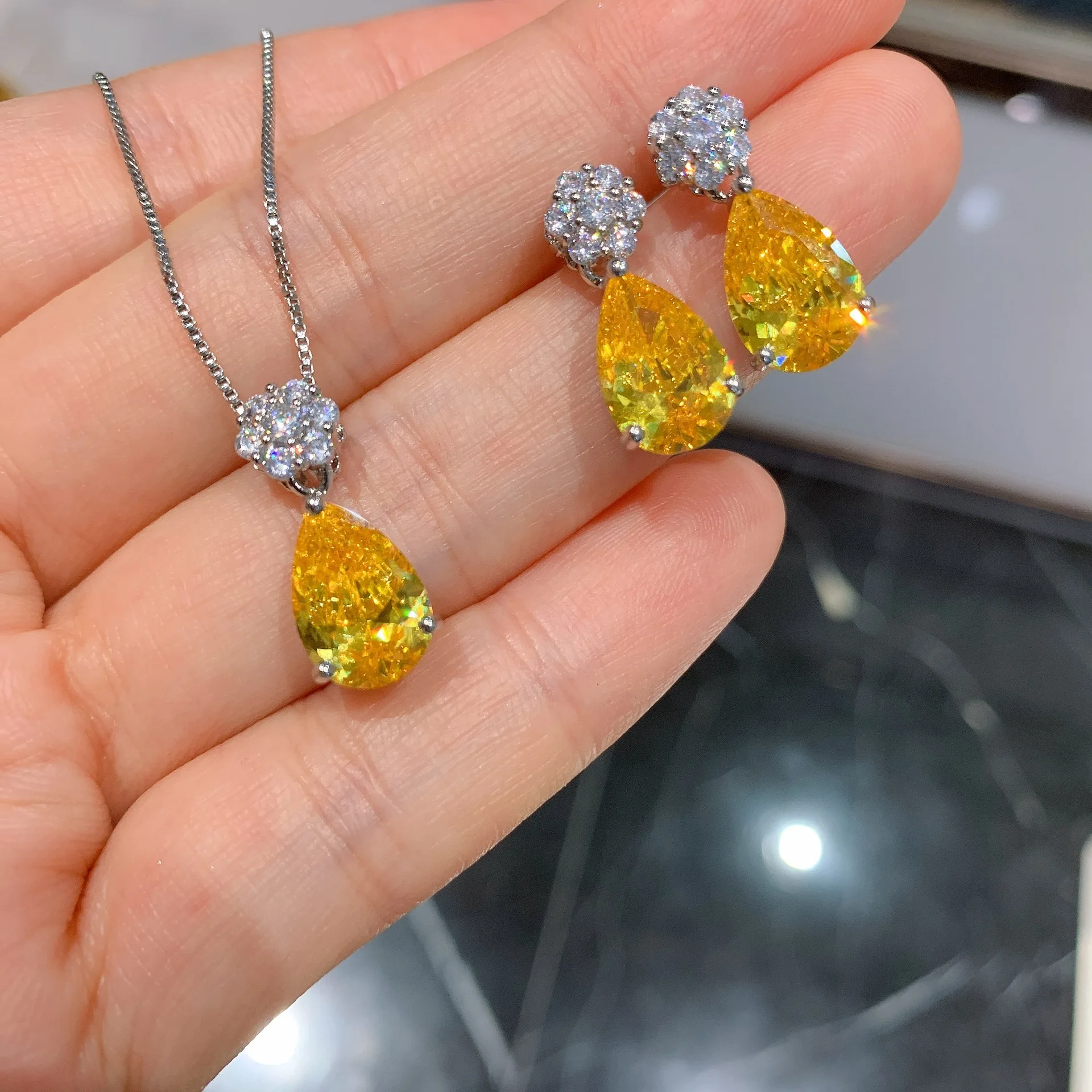 

Luxury Women Party Jewelry Set Wholesale Yellow Cubic Zirconia 22K Gold Plated Water Drop Pendant Necklace Earring Jewelry Sets, Request