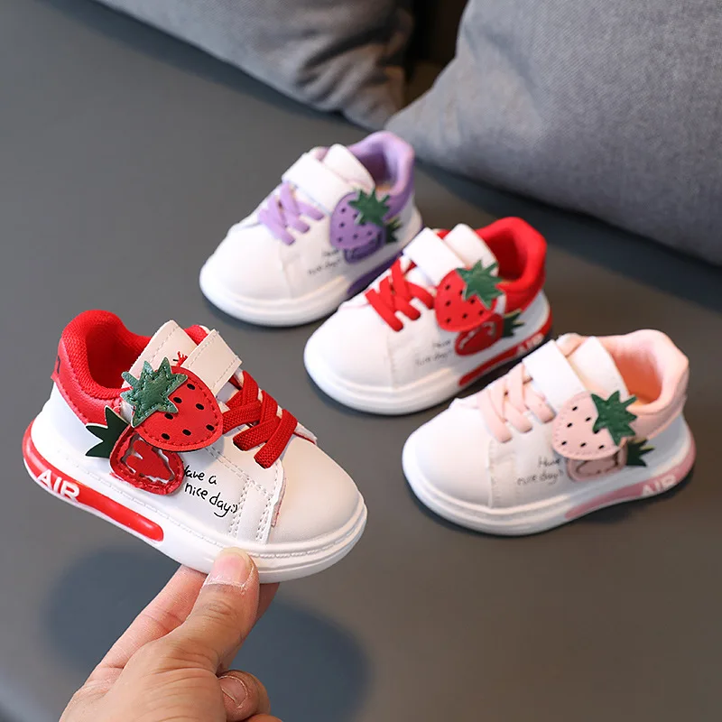 

2022 Spring Autumn New Characteristic Trend Cartoon Soft Bottom Small Strawberry Walking Shoes Girls Shock Absorption White