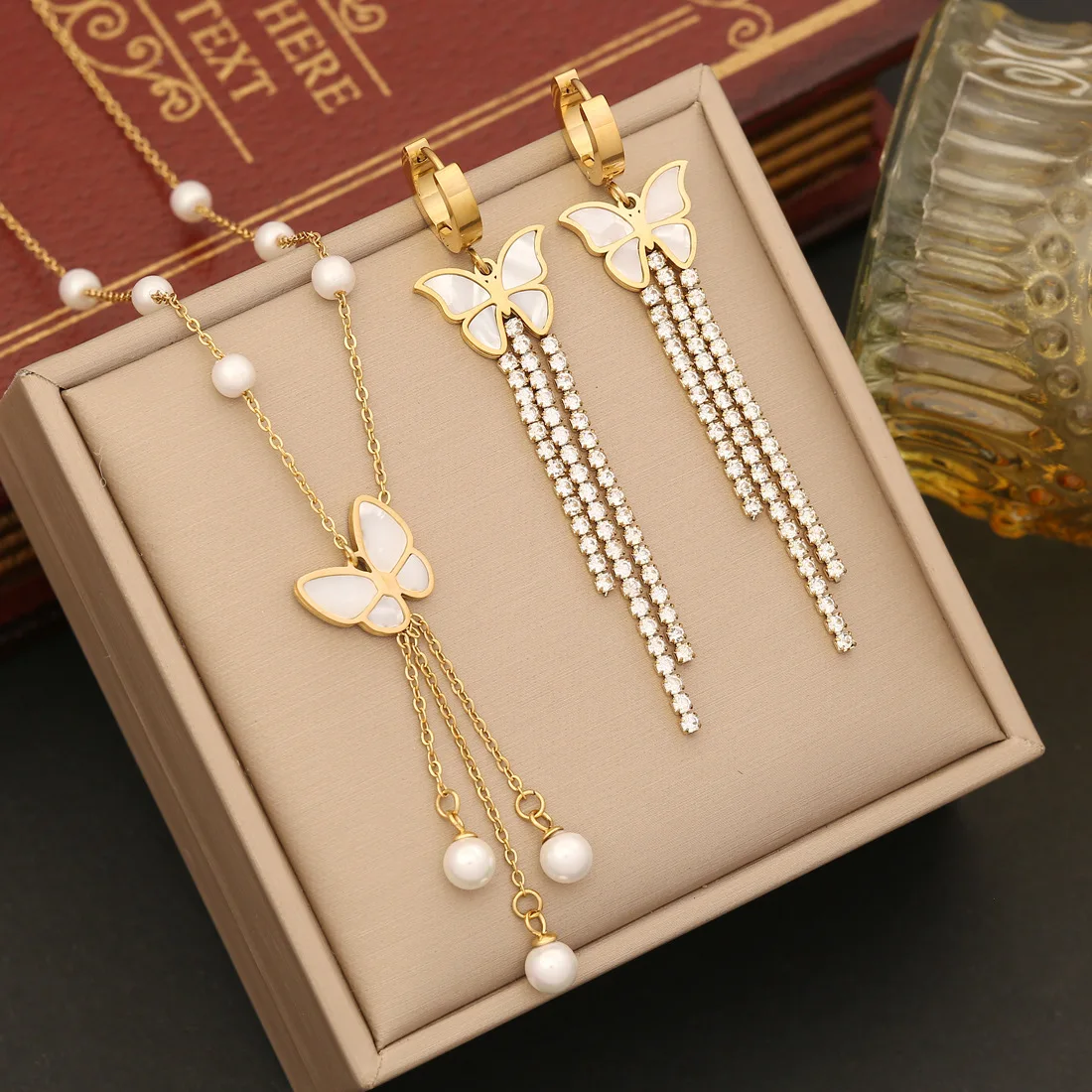 

2023 New Fashion 18K Gold Plated Jewelry Set Shell Butterfly Stainless Steel Clavicle Chain Elegant Women Pearl Necklace