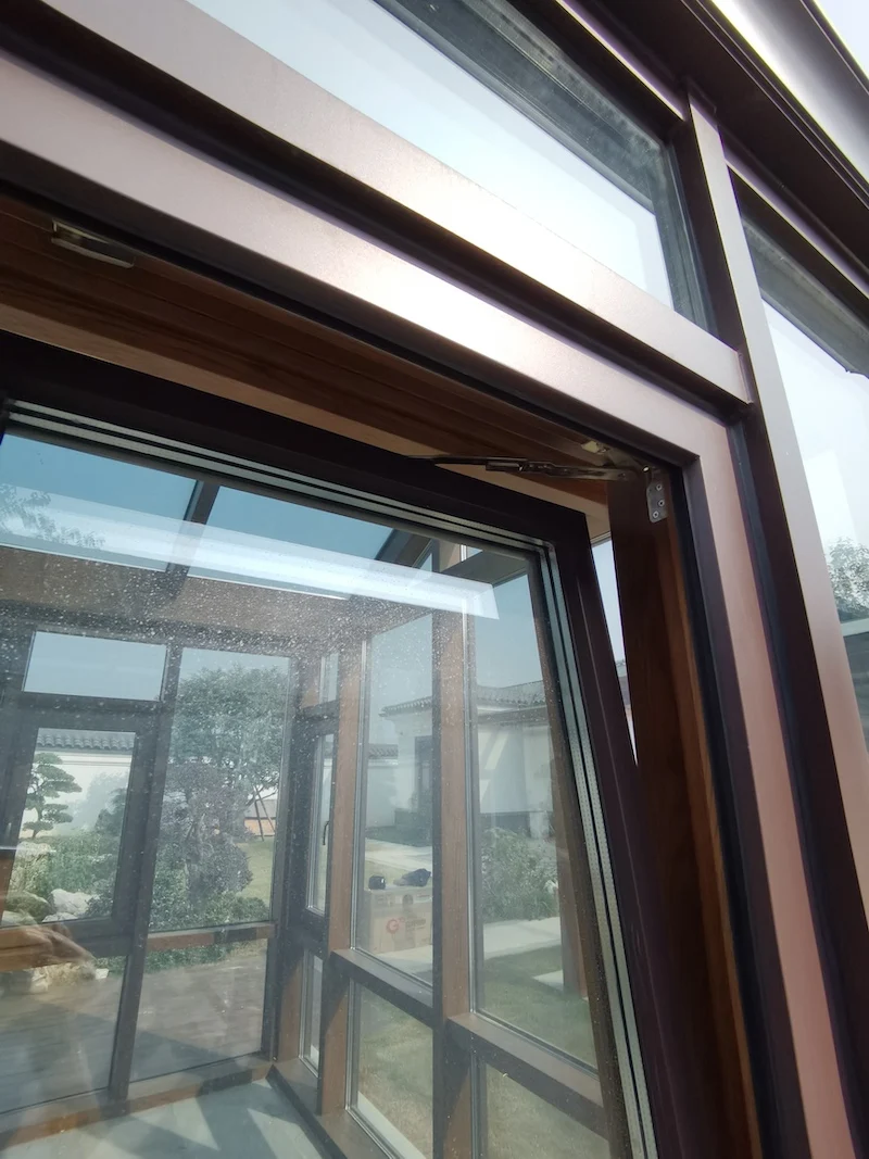 黑色铝和木头双层玻璃平开窗和平开门