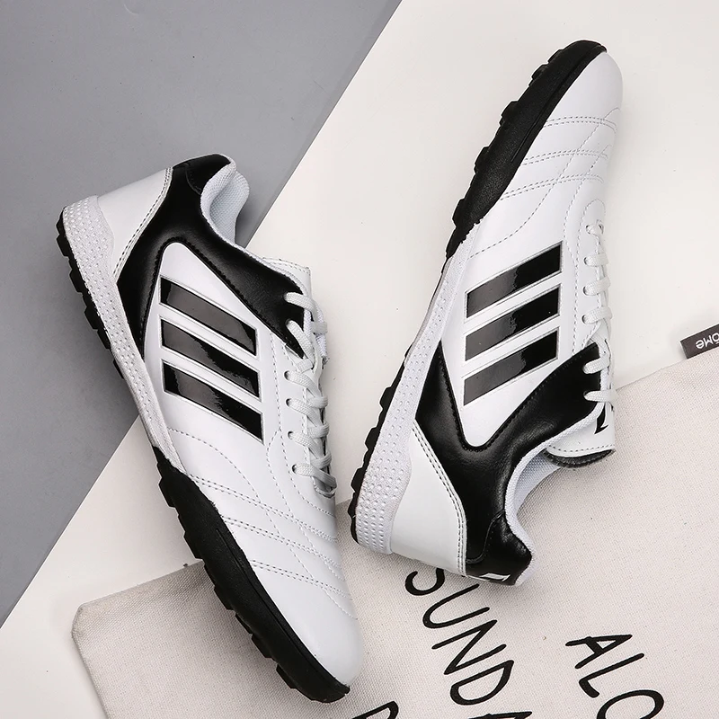 

The factory wholesales small school training shoes 31-44 for children and adults, White,red,black,blue,green