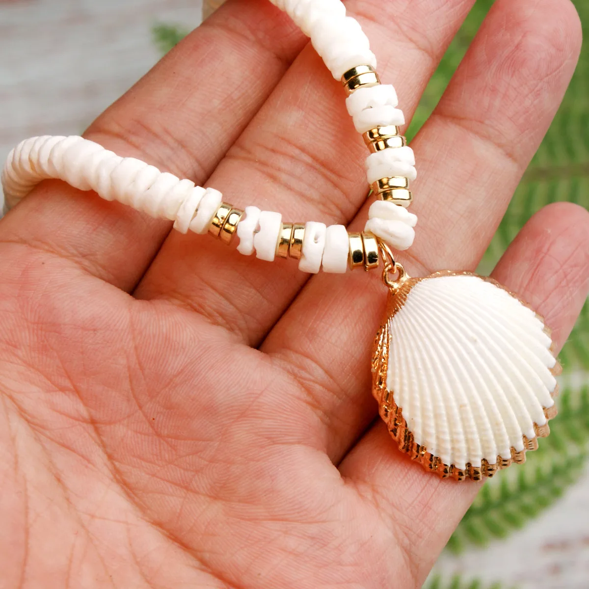 

Ocean Beach Handmade Natural Puka Shell Choker Gold Plated Sea Shell Conch Cowries Pendent Necklace For Women Men