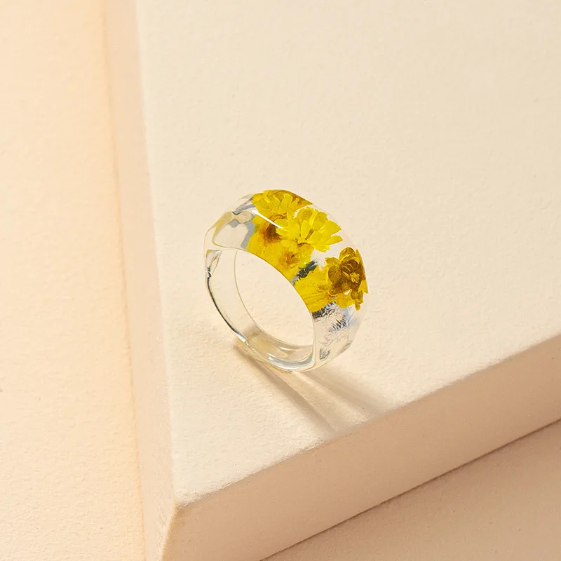 

OUYE 2021 Hot-selling Fashion Jewelry Wholesale 1 Dried Flower Yellow Flower Transparent Amber Acrylic Resin Ring Girls, Colorful