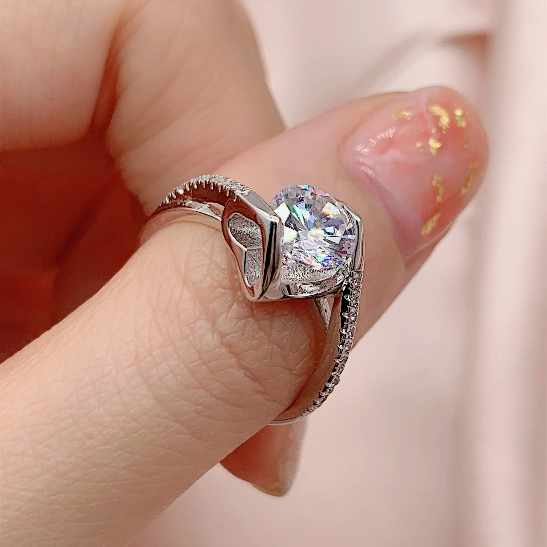 

New twist arm set with broken diamond Angel kiss wedding diamond ring one carat heart-shaped hollow lady proposal Gift Ring