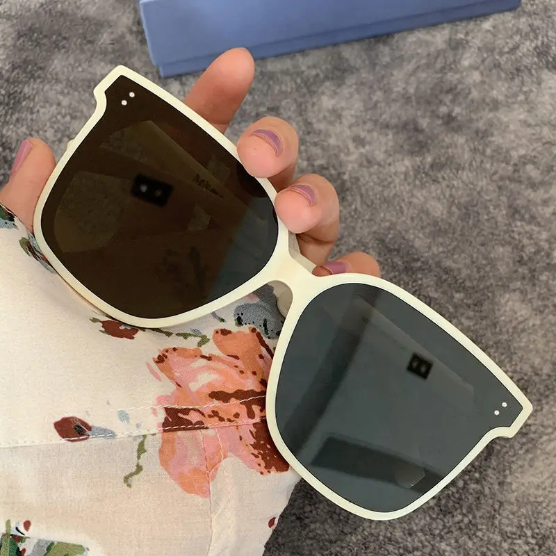 

New white and black sunglasses girls round frame Korean oversized frame sunglasses