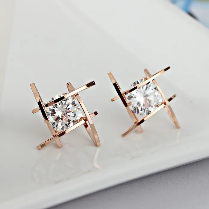 

Ding yi 2021 Hollow out earrings zircon stereoscopic triangle microscope white crystal earrings jewelry earring, Picture shows