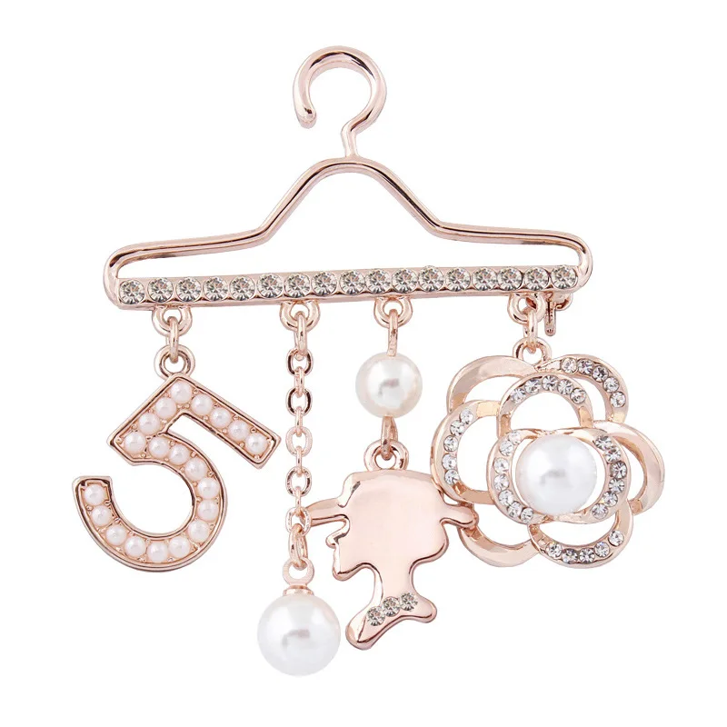 

Zinc Alloy Promotional Souvenir Number 5 Pearl Flower Lady Head Charms Coat Hanger Shape Brooch Pin Jewelry Gift