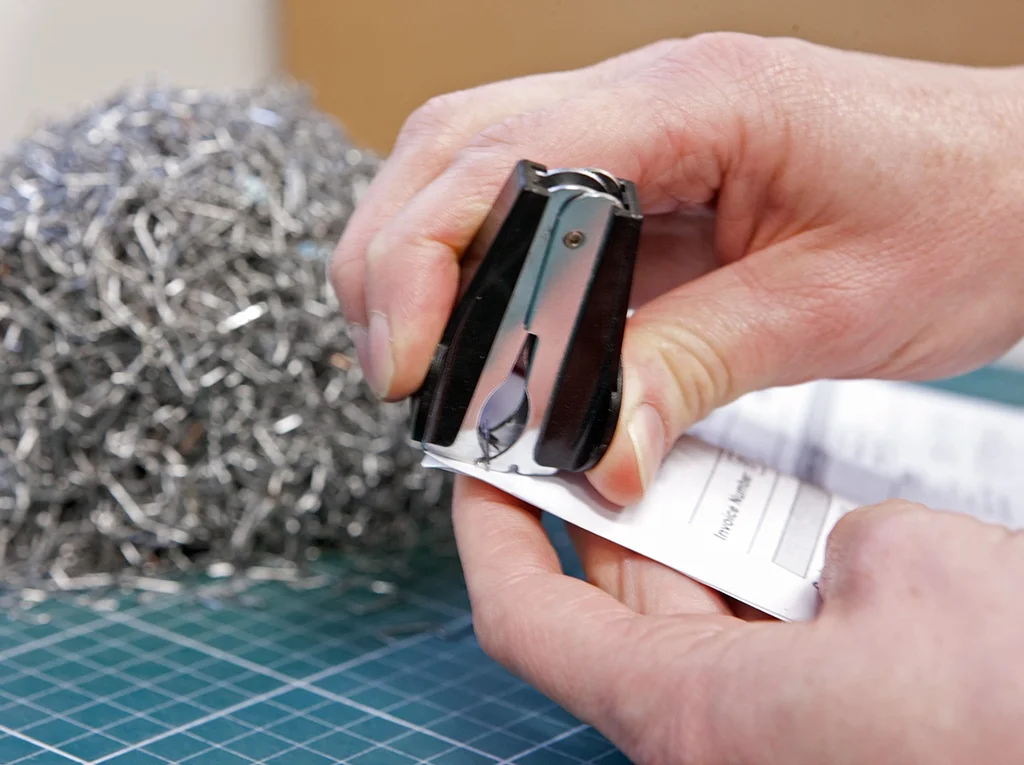 
Factory price 24/6 & 26/6 
 Type Professional Claw PP material Shape Staple Remover use for School Office and Home 