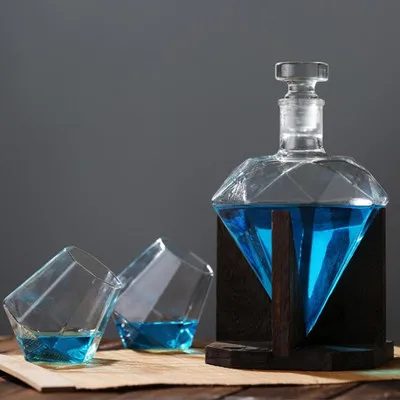 

Diamond decanter with 2 cups and a wooden base, Clear