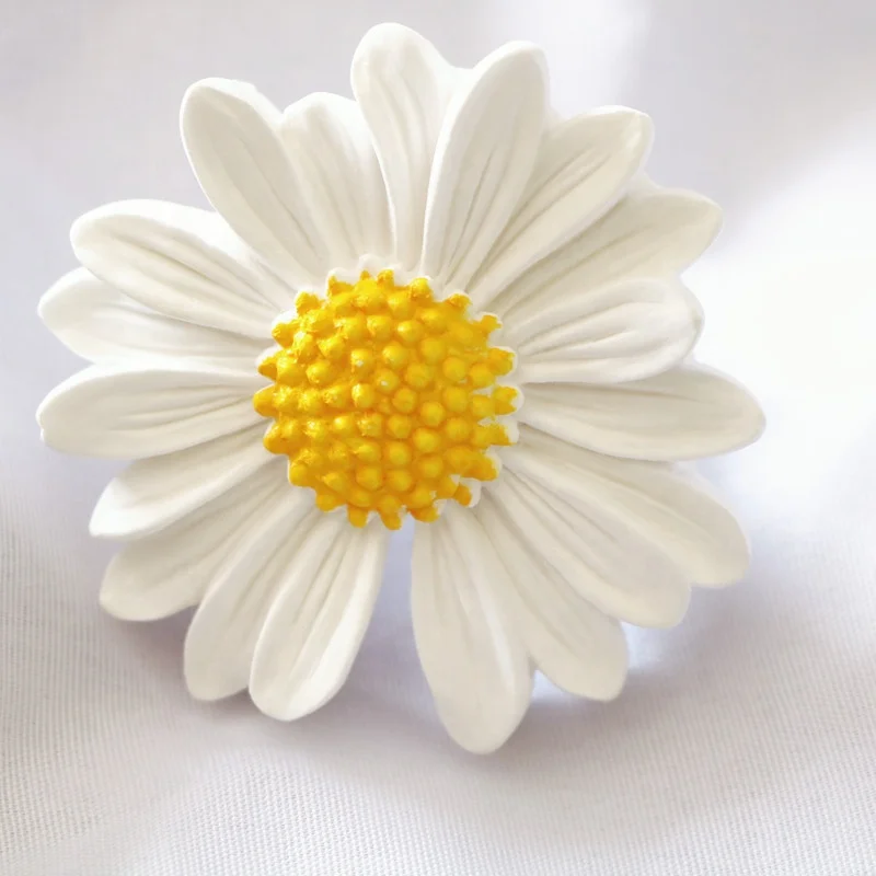

2020 Popular Small Daisy Flower Car Decoration Scented Ceramic Car Aroma Oil Diffuser Air Freshener, White